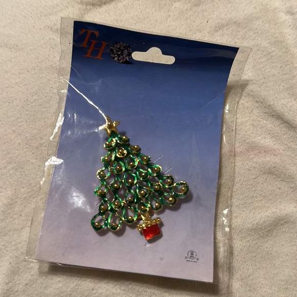 NEW VINTAGE CHRISTMAS GOLD TONE ENAMEL CHRISTMAS 🎄 TREE BROOCH PIN - Picture 3 of 3